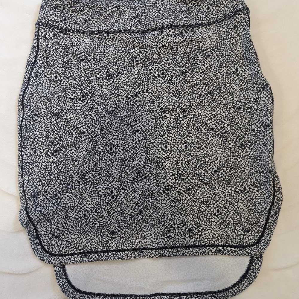 Lululemon black and white skirt - size 4